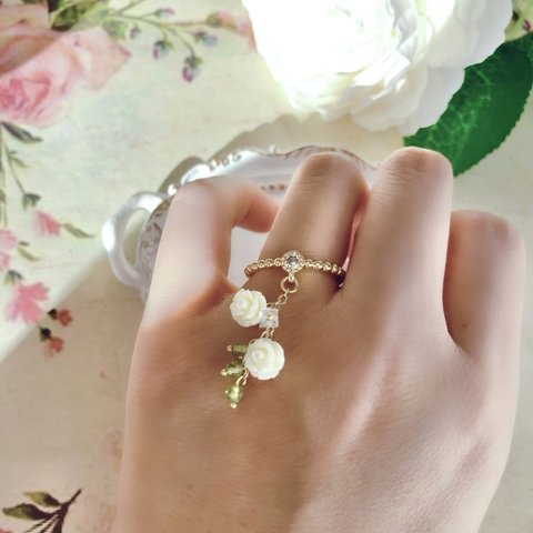 ベージュ色のバラ薔薇と天然石のフリーサイズのリング 指輪～ ゴールド ジルコン