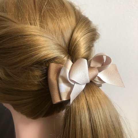 ベージュの大人可愛いヘアリボン ポニーフック  ベージュ×チェック柄