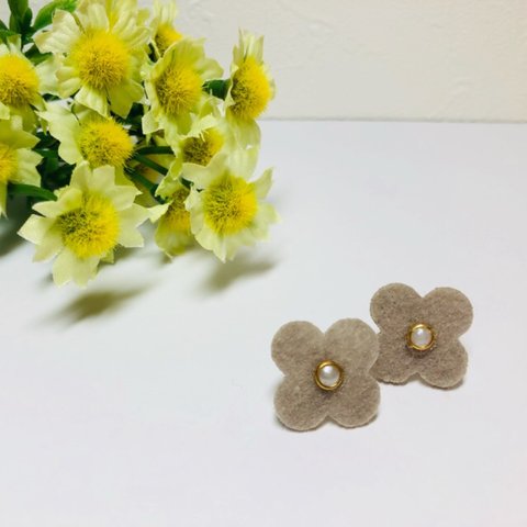 再販！Flowerグレーピアス 