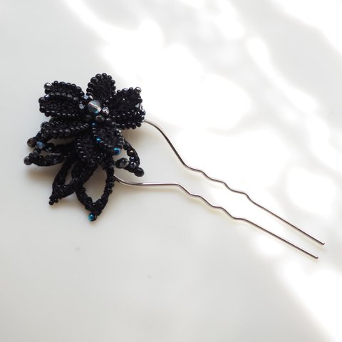 ビーズを編み込んだ黒い花の簪