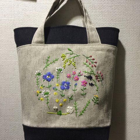 野の花刺繍のバケツトートバック（オオイヌノフグリ）