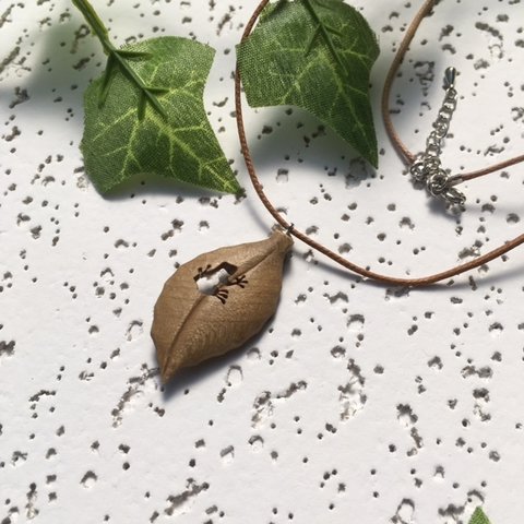 かえるカエル葉 ホウの木・緑系　くり抜き木製ネックレス(小)
