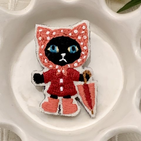 【雑誌掲載】雨上がりのこねこ刺繍ブローチ(赤)