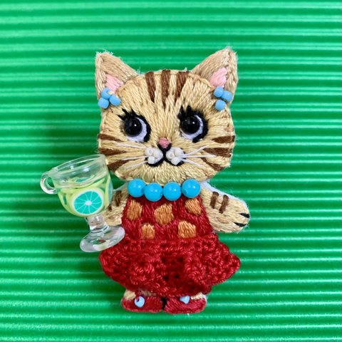 レモンサイダーを持った茶トラニャンコ の手刺繍ブローチ