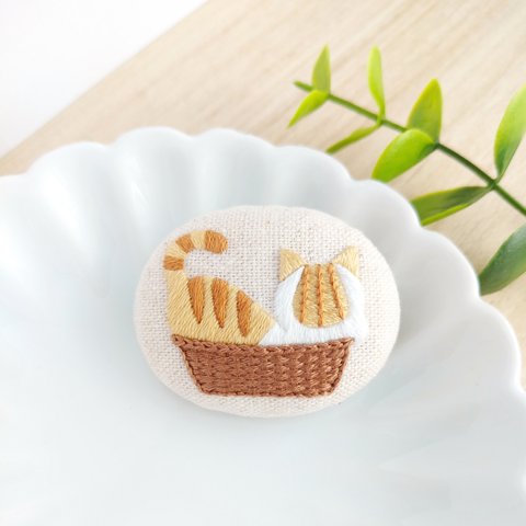 みっちり!かご猫さんのふっくら刺繍ブローチ(茶トラさん)