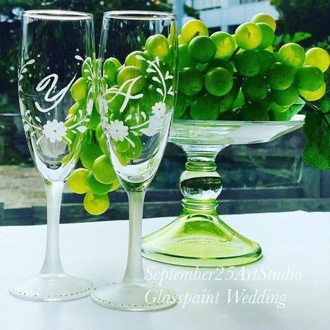 【結婚祝い・記念日ギフト・ウェディング乾杯グラス】小花で祝福するイニシャルペアグラス　