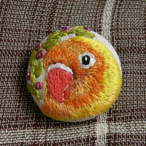 刺繍　　ルリコシボタンインコ　ブローチ　くるみボタン　鳥