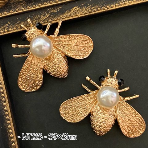 MT213 大きな蜂🐝 ゴールド貼り付けメタルパーツ 39×31mm 2個