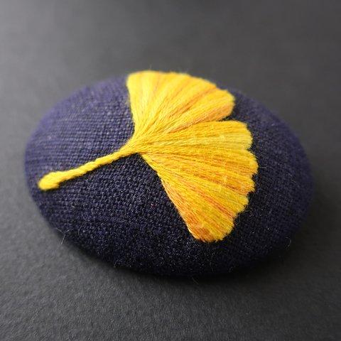 イチョウの手刺繍ブローチ