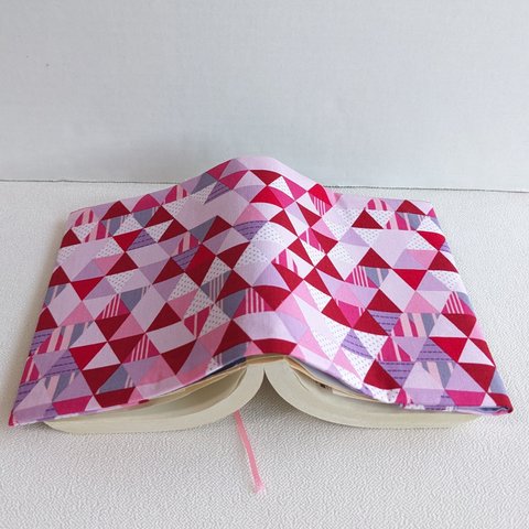 三角の幾何学模様のブックカバー(文庫本サイズ)ピンク