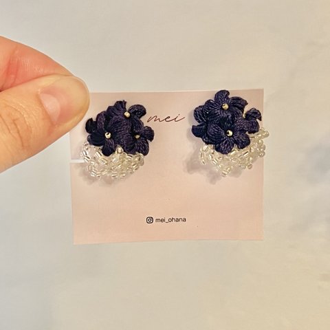 お花とつぶつぶフリルのピアス/イヤリング（ネイビー💙）