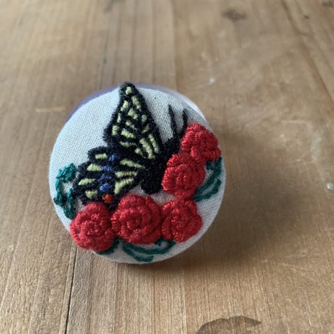 刺繍ブローチ　アゲハ蝶と薔薇