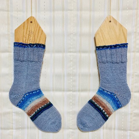 【送料無料】海岸色ラインのグレー手編み靴下