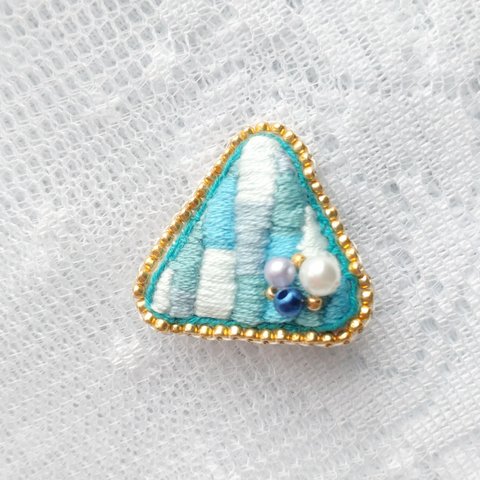 空色ミックスカラーの三角刺繍ブローチ