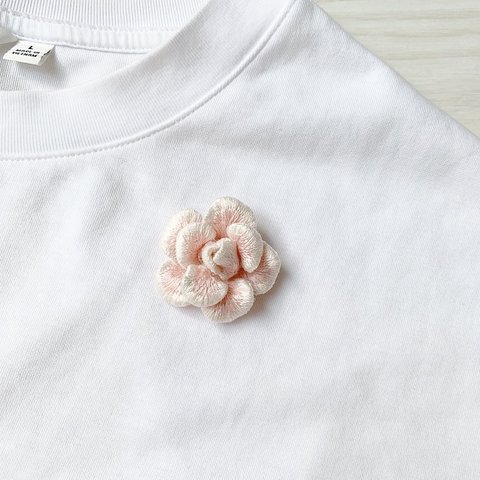 淡色ピンクのバラ刺繍ブローチ　　　　　　　　　　　受注製作送料無料お花刺繍ブローチ
