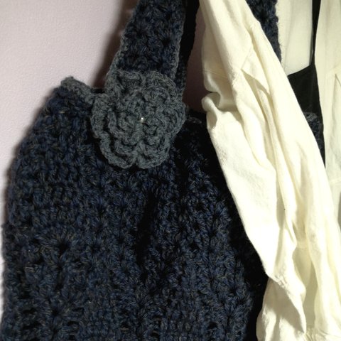 秋冬糸❀かぎ針編み パイナップル編み お花モチーフ付き❀バック 紺色系