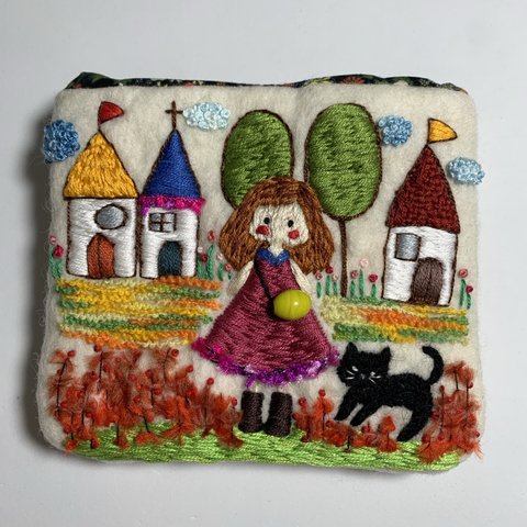 女の子と黒猫さん刺繍　羊毛フェルト生地のポーチ