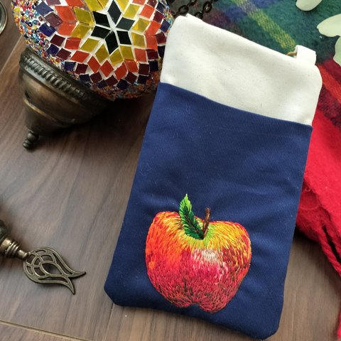 シンプルな刺繍のスマホショルダー【林檎】