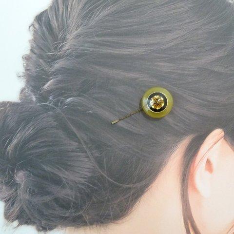 ちょっぴり豪華な感じのカーキー色のボタンのヘアピン