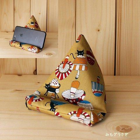 かわいい猫♡ねこまみれ柄きのこと一緒　イエロー　スマホスタンド＊テトラ型スマホクッション　smartphone cushion   cute cat