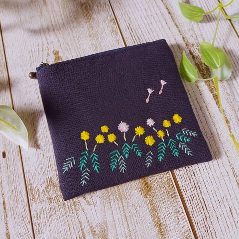 刺繍のミニポーチ（紺・たんぽぽ）