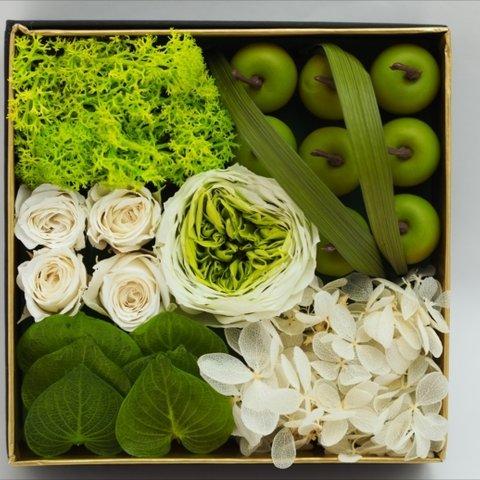 カップ咲きの薔薇のBOXアレンジ（グリーン）