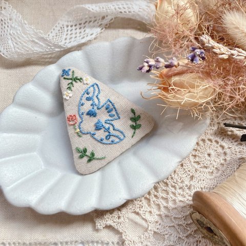 春をはこぶ鳥　刺繍パッチンピン