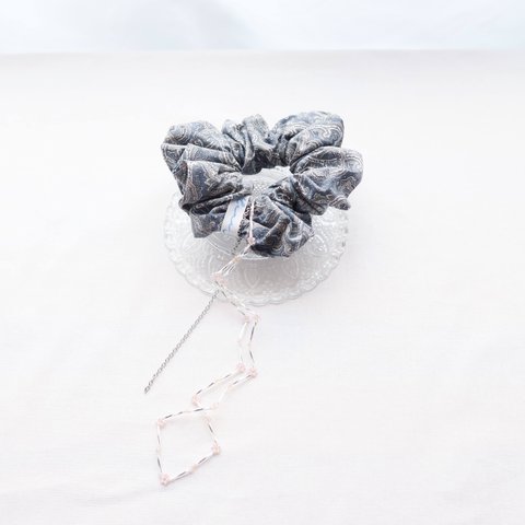 The decorated scrunchie - gray