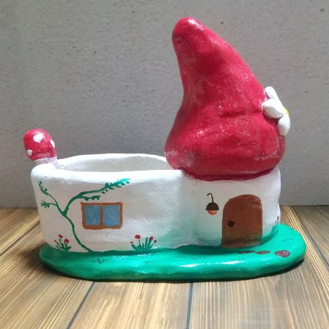 とんがり帽子の赤い屋根のお家☆植木鉢☆プランター