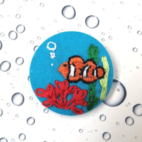 泳ぐカクレクマノミの刺繍ヘアゴム