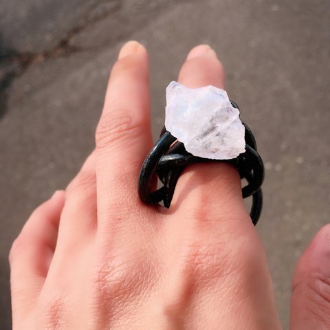 crystal & leather ring . ハンドメイド リング 天然石 オーロラ クリア 水晶 ラフロック ブラック レザー 革紐 ブラック アクリル ビーズ レザーリング 指輪