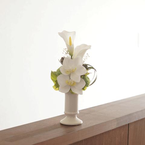 【仏花】カラーと胡蝶蘭とピンポンマムの仏花　白い花器（お手持ちの花立にに飾っていただけます）