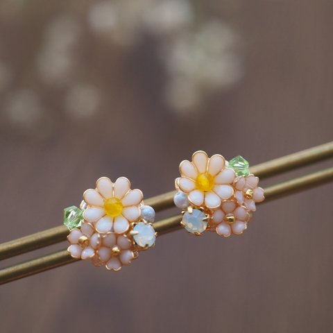  【新作・限定1点】桜とマーガレットの花畑ピアス