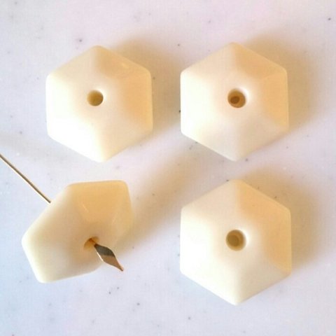 Vintage Cream Hexagon Disc Beads 《5847》