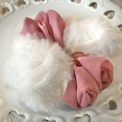 💓sale300円💓ファーとコラボ❤︎いちごシフォン💓プレーンシュシュ✨（いちご🍓×ホワイトファー）