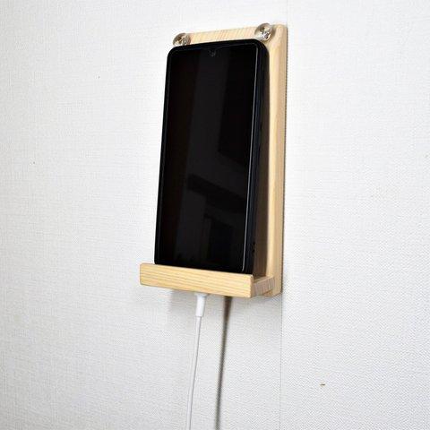 ひのきで作った充電用壁掛けスマホスタンド