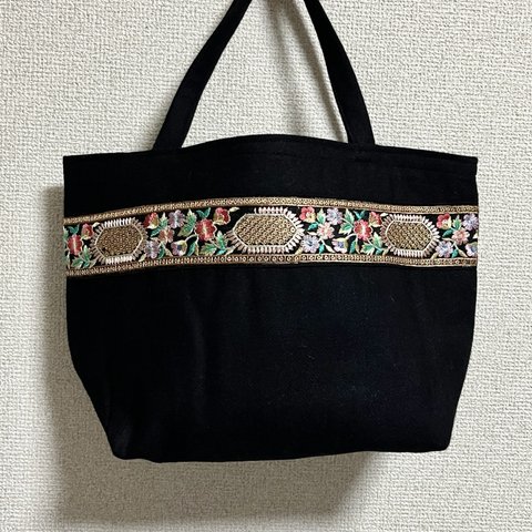 内側はねこ柄インド刺繍リボントートバッグ　マチあり　花柄小