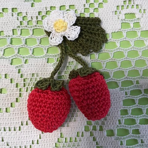 手編み　苺のモチーフセット（レッド）　ハンドメイド