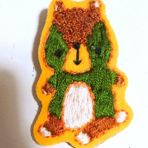 手刺繍 どんぐりくま ブローチ