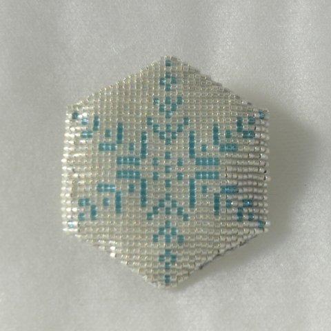 六角形の雪の結晶ブローチ(白×青)
