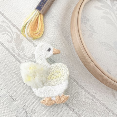 ふわふわおしりのアヒル刺繍ブローチ