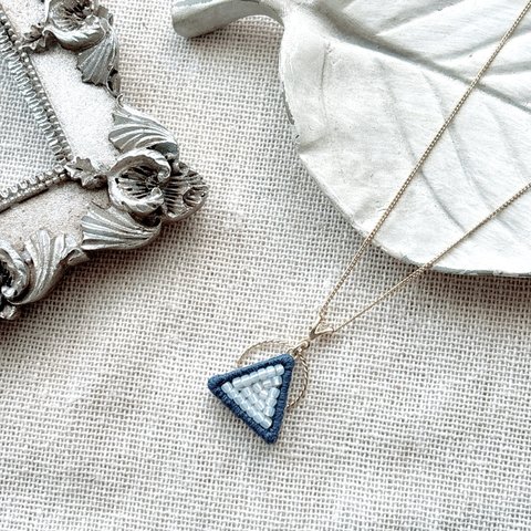 ▲さんかくとまる●　ビーズ刺繍　バイカラー　ネックレス（navy）