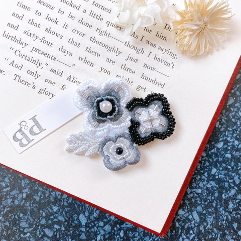 monotoneblackFlower ビーズ刺繍ブローチ