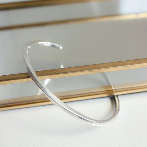 TWIST SILVER BANGLE ツイストシルバーバングル【No.1】- マット・鏡面2面 -