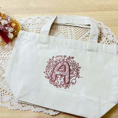 イニシャルアップリケ刺繍入り　ミニトートバッグ