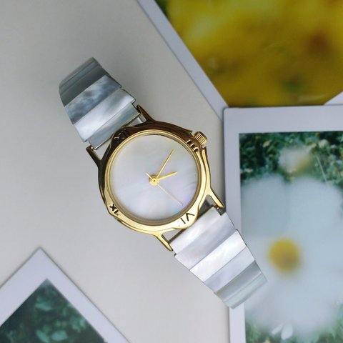 安い~ 優雅な 天然石 白碟貝 伸縮式 のバンド 腕時計