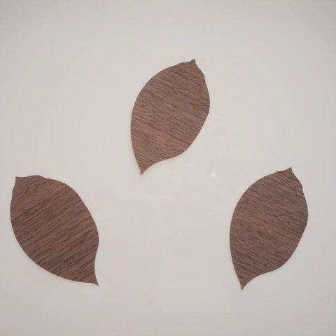 ウォールナット材で桜の木の葉の形に仕上げたインテリアアイテム　3枚セット