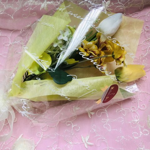 送料無料　母の日ギフト割　イエロー　ホワイトのチューリップの花束