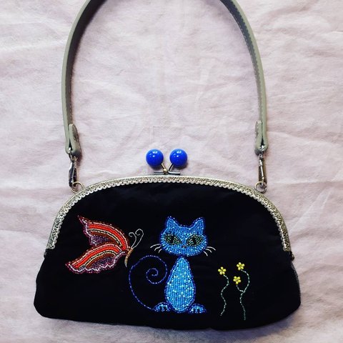 ビーズ刺繍ハンドバッグ　青い猫