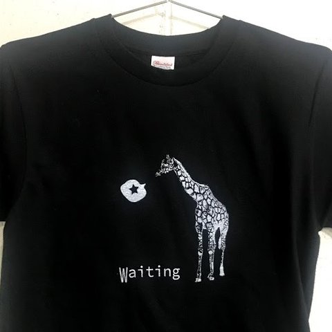 首を長くして待ってるねＴシャツ・ブラック